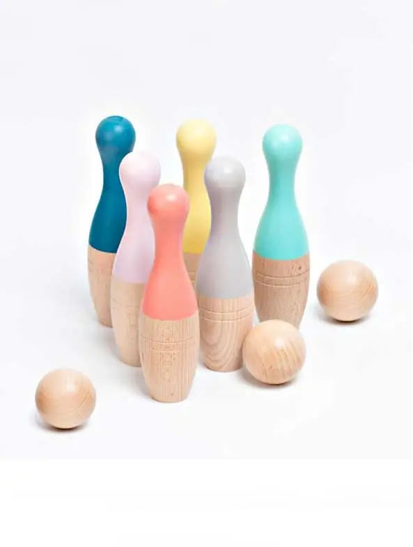 Bolos de madera de colores. Juego de 6 bolos