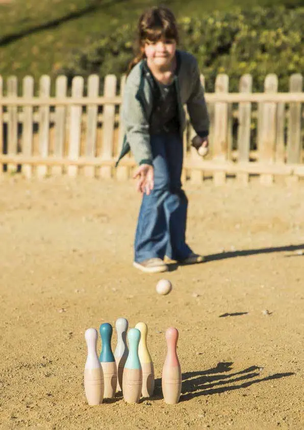 Bolos de madera de colores. Juego de 6 bolos