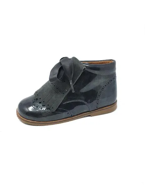 botin charol gris c/solapa flecos