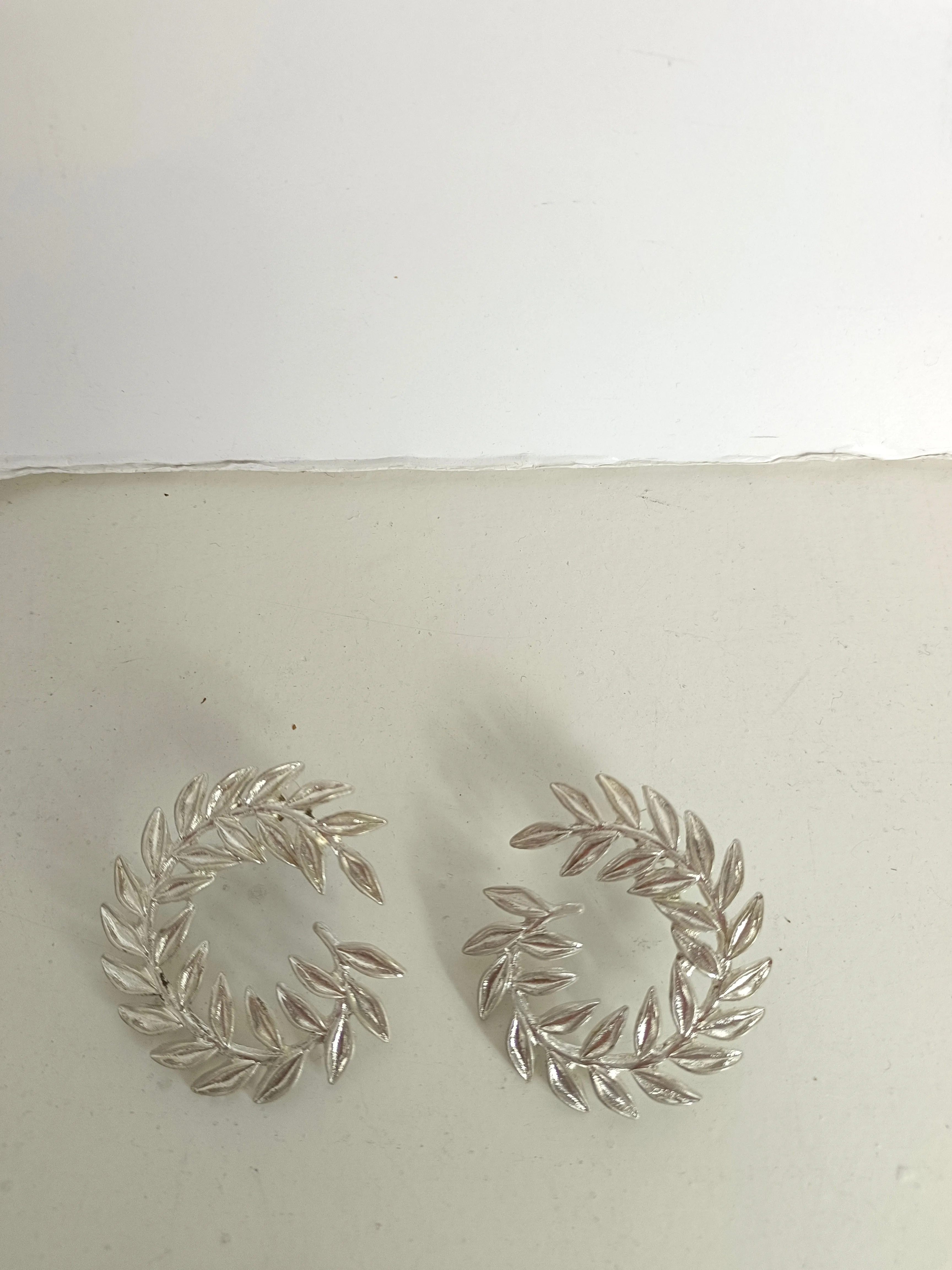 OTRAS. Pendientes corona laurel