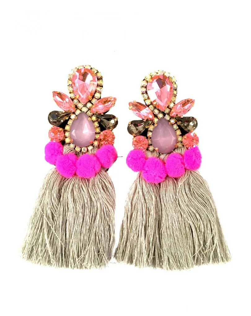 PENDIENTES DE MODA CON FLECOS, POMPONES TONOS FUCSIAS Y GRIS