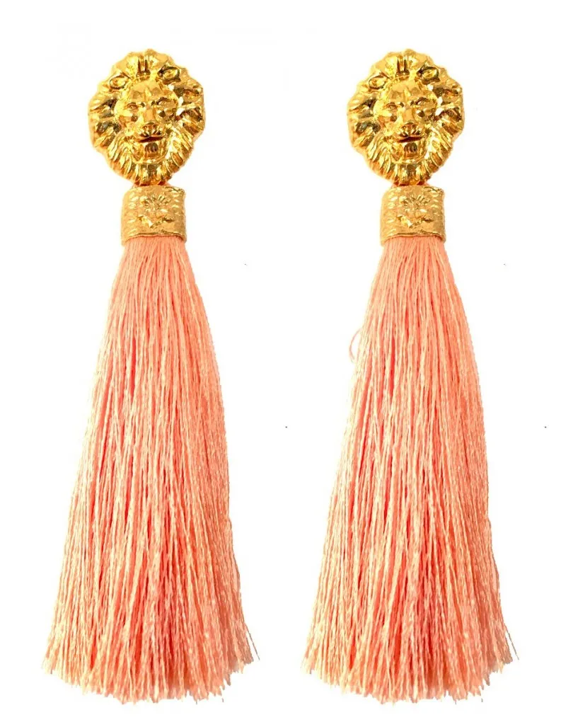 PENDIENTES LARGOS DE FLECOS COLOR ROSA PALO CON CABEZA DE LEON