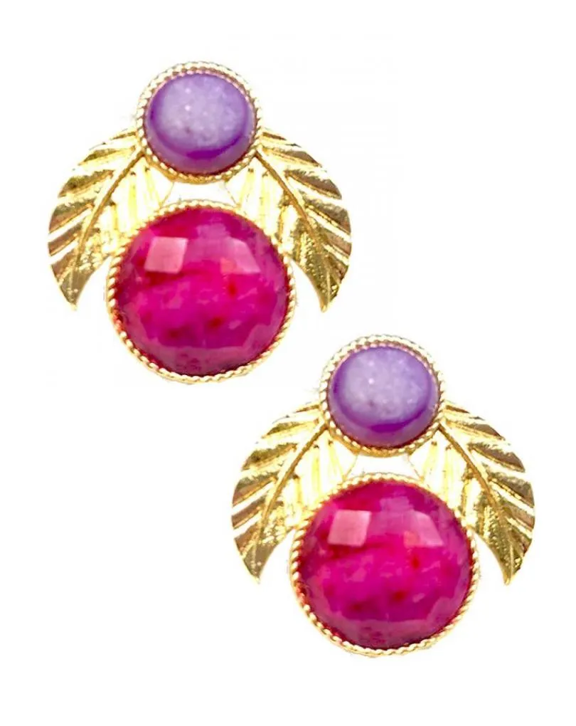 PENDIENTES PEQUEÑOS PARA BODA CON HOJITAS DORADAS Y PIEDRA FUCSIA