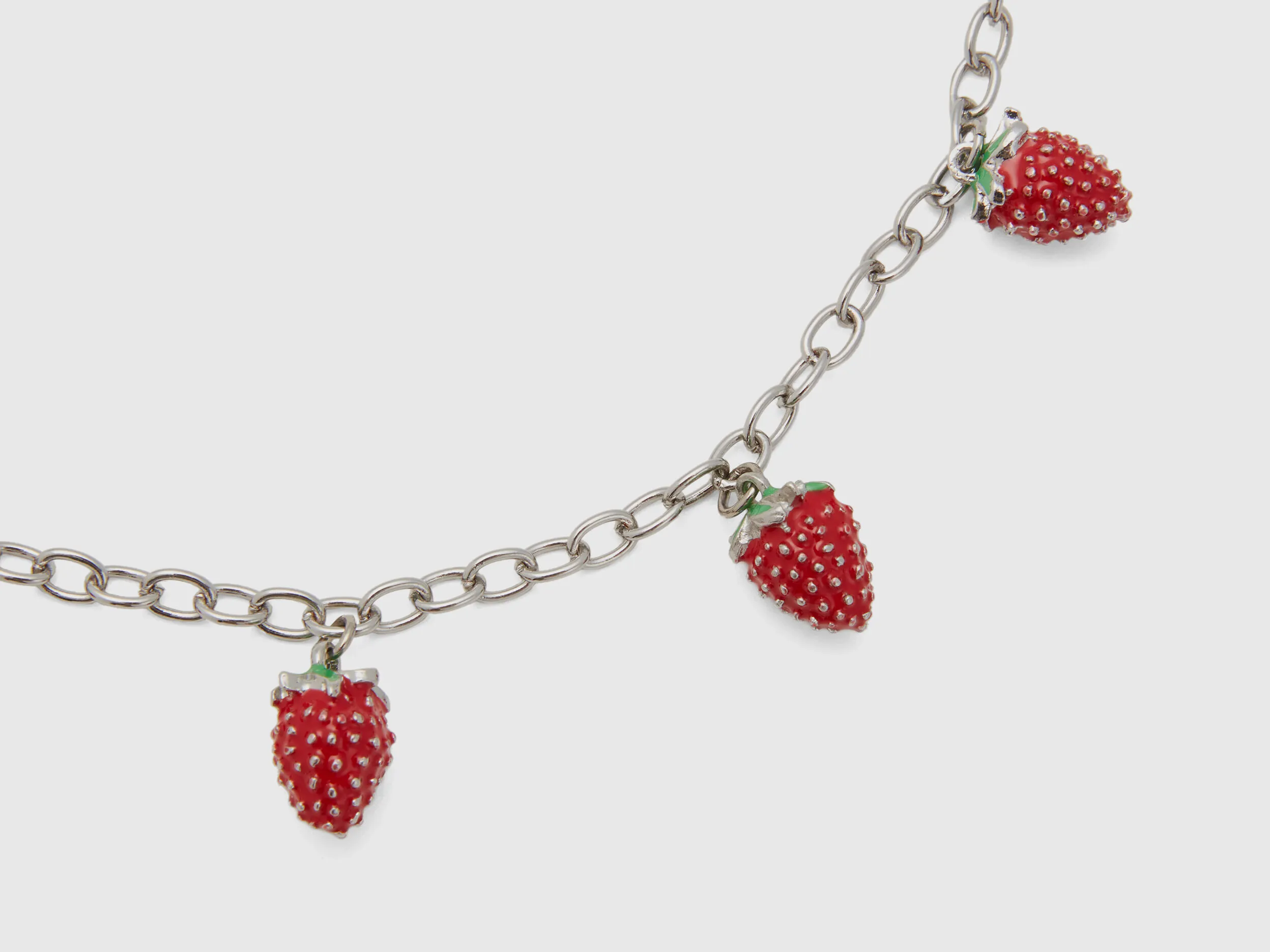 Pulsera con fresas rojas