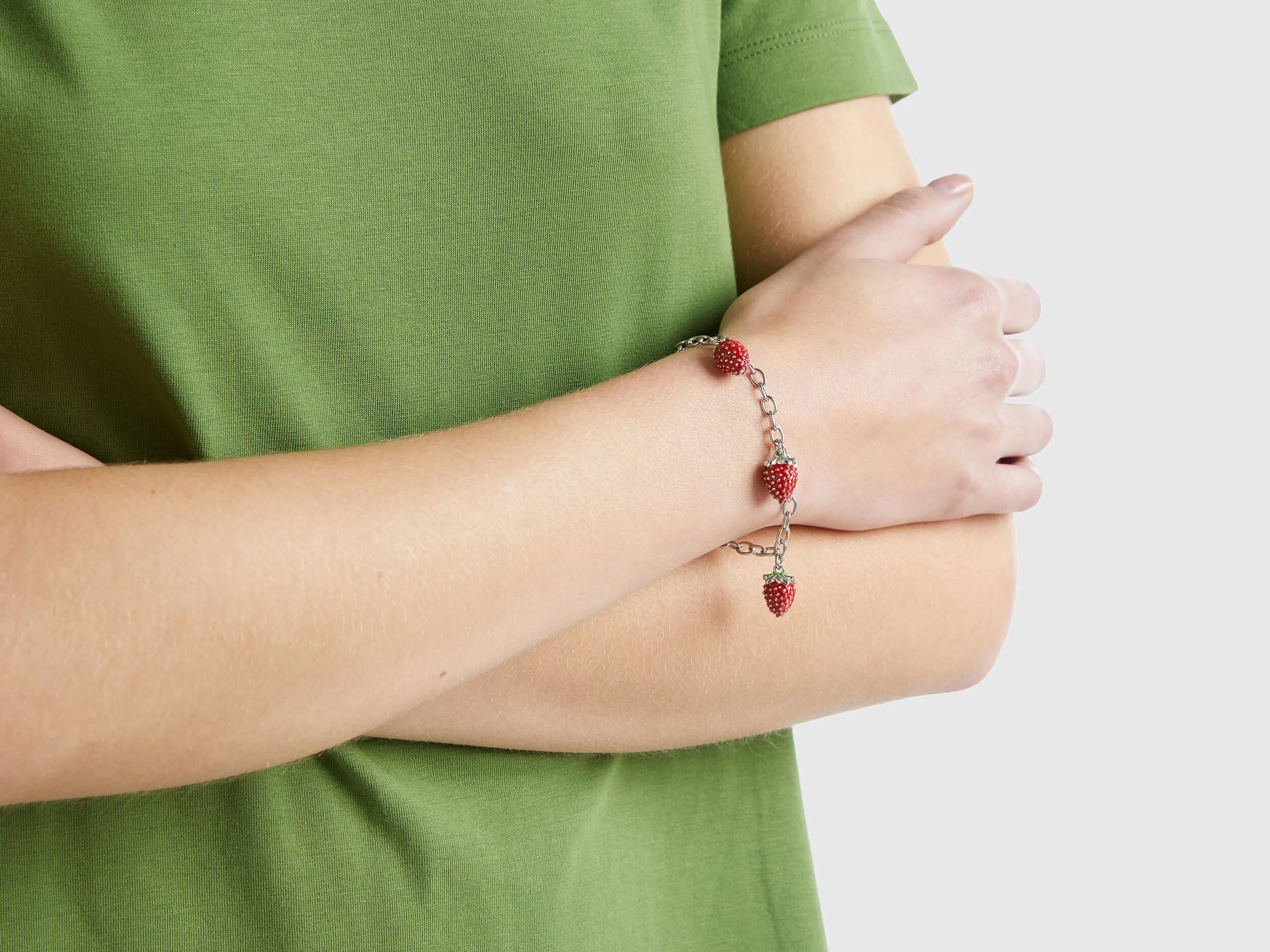 Pulsera con fresas rojas