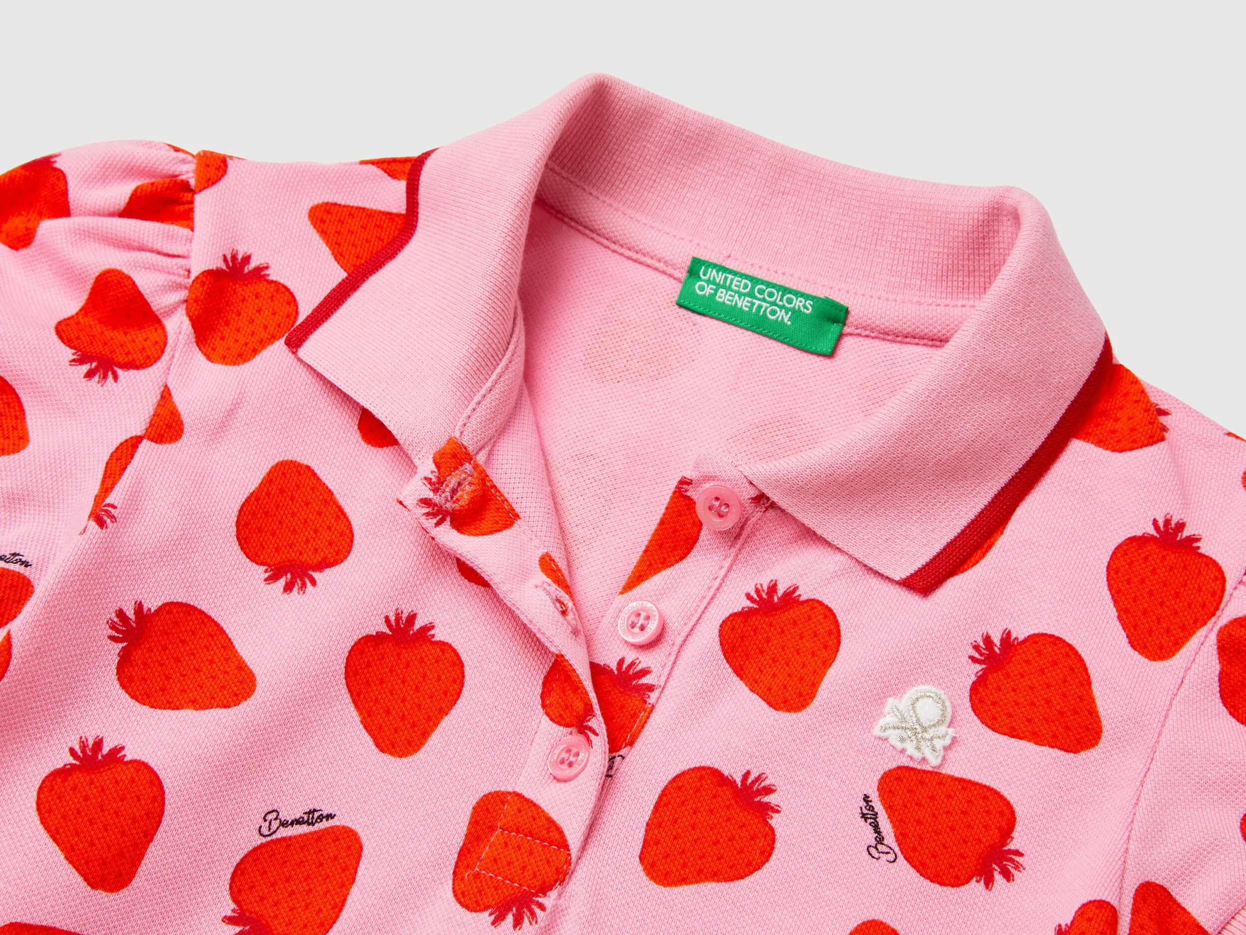 Vestido de estilo polo rosa con estampado de fresas