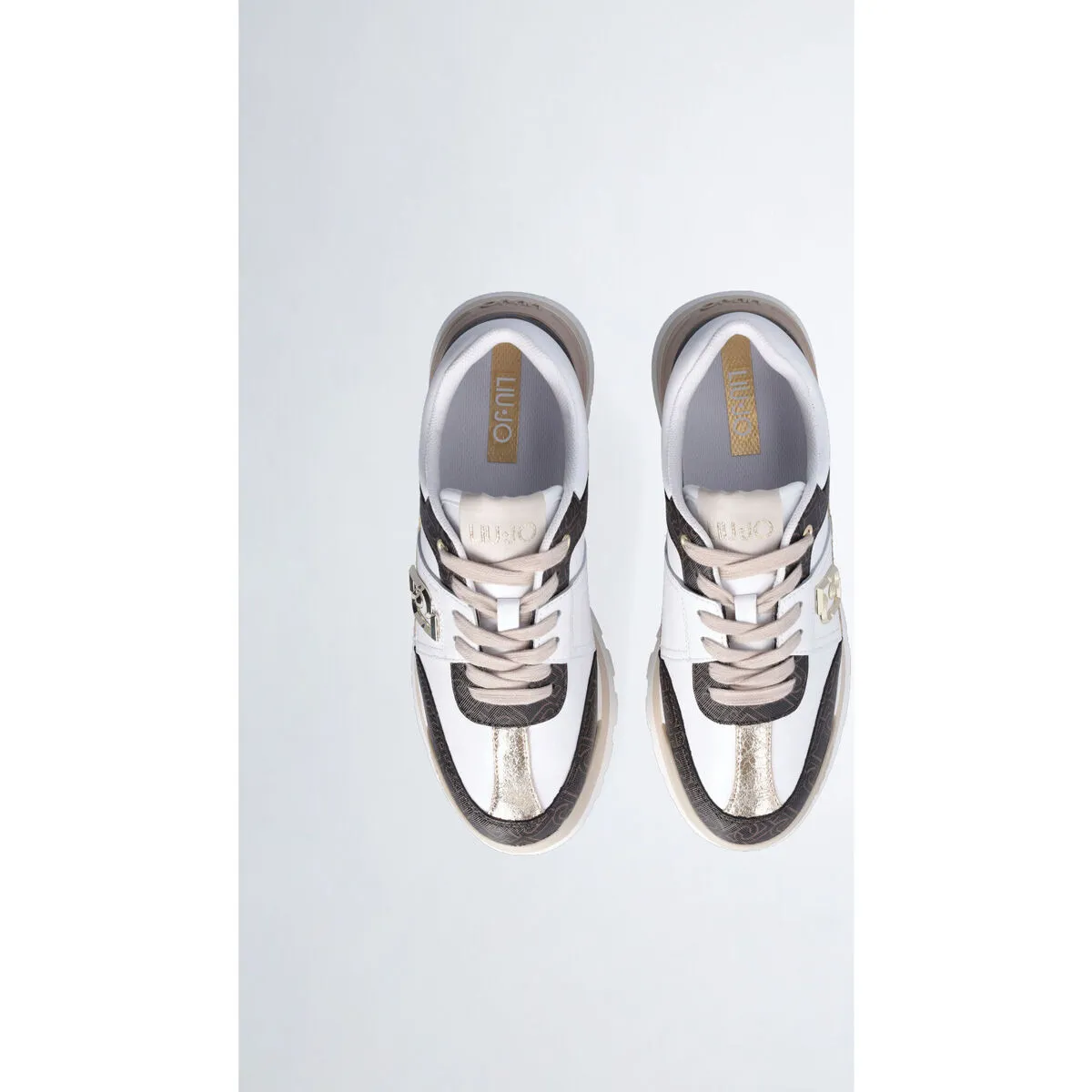 Zapatillas con plataforma y detalles de monograma